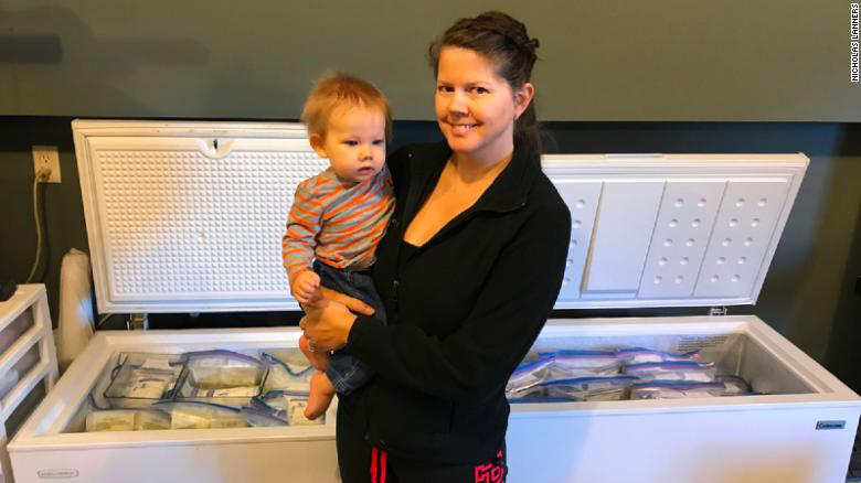Мама из США сцедила 52 л грудного молока и подарила его новорожденным деткам