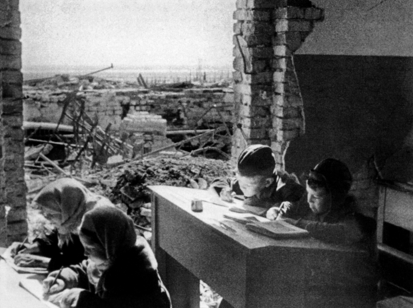 Как жили дети во время войны? Эти 15 фото войдут в ваше сердце надолго
