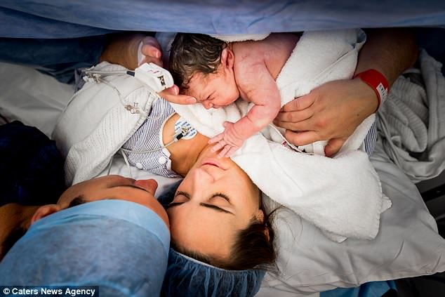 Поступок этой новорожденной девочки расторгал сердца миллионов людей в соцсетях