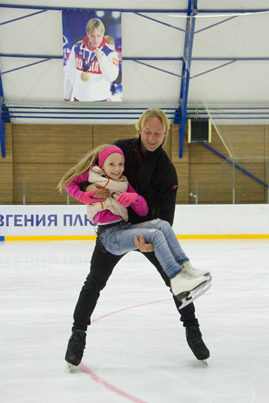 Плющенко провел мастер-класс по фигурному катанию для девочки с ДЦП