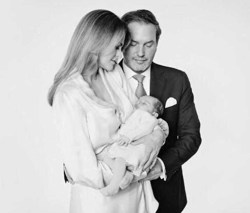 Принцесса Швеции показала первые фото 2-месячной дочки. Такая милая кроха!