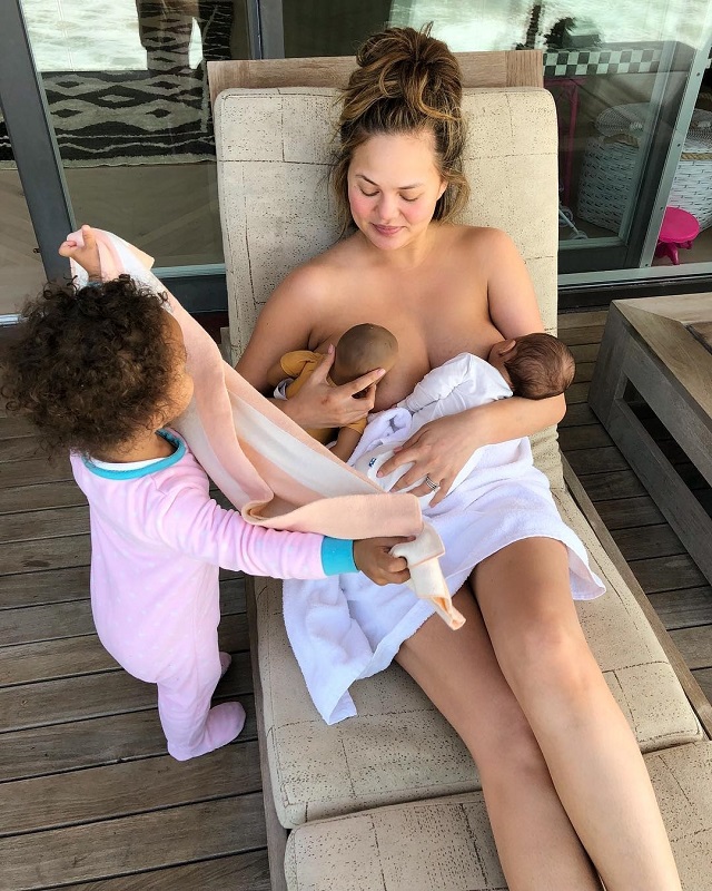 Крисси Тейген осудили за откровенное фото, где она кормит грудью двоих детей (а у нее один)