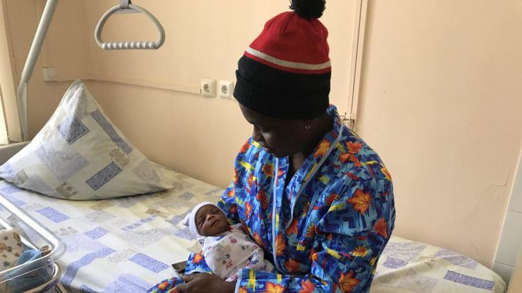 Болельщица из Нигерии родила сына сразу после проигрыша своей команды