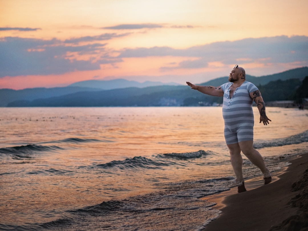 Так фотограф пародирует пляжные фото девушек из Instagram. Это очень смешно!