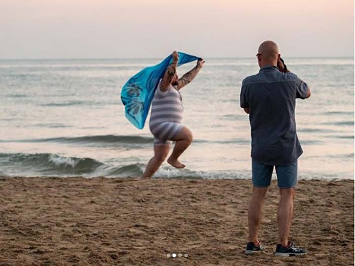 Так фотограф пародирует пляжные фото девушек из Instagram. Это очень смешно!