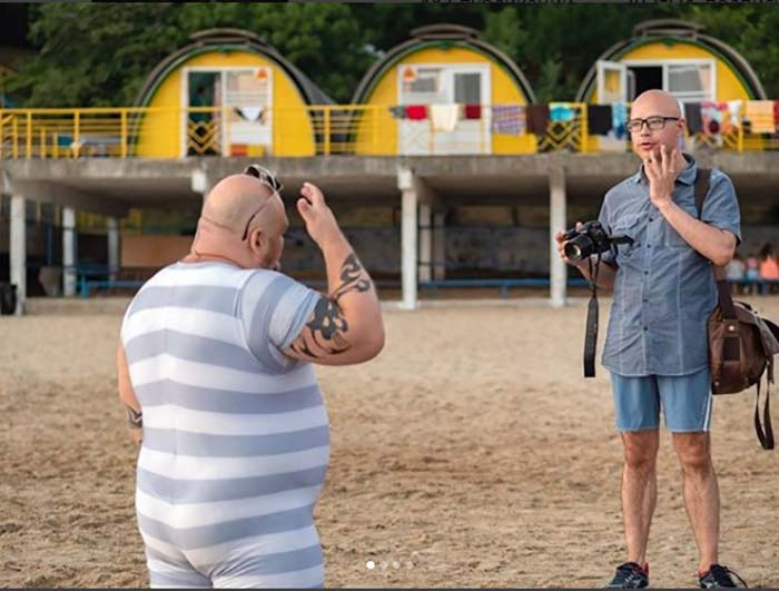 Так фотограф пародирует пляжные фото девушек из Instagram. Это очень смешно!