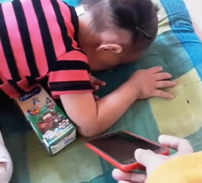 Мама из Тайланда придумала хитрый способ, как отучить малышей от смартфона