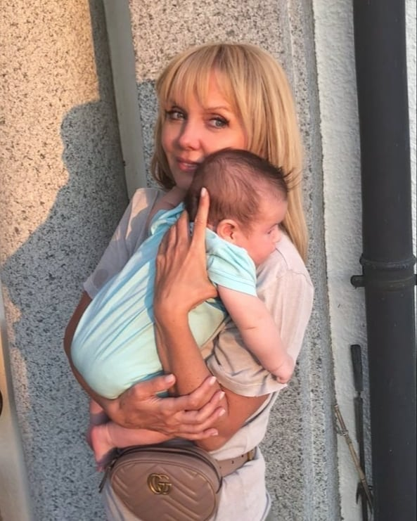 Не внук: Валерия выложила интригующее фото с младенцем на руках