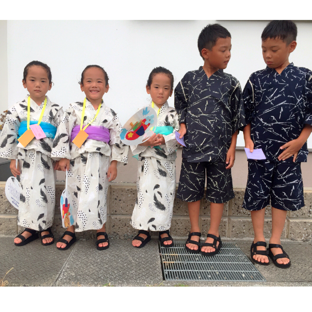 Мама из Японии показывает, что значит жизнь с двойняшками и тройняшками, где все мальчики
