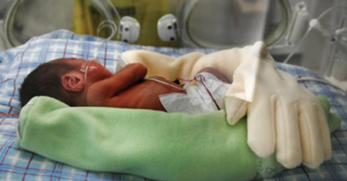 Эта мама увидела перчатку и поняла, как спасти жизнь своему недоношенному ребенку