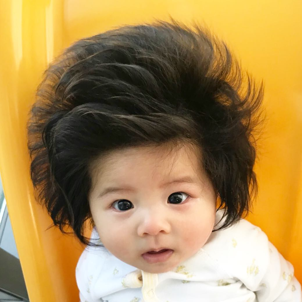 От этой малышки из Японии невозможно отвезти взгляд, ведь ее волосы поражают