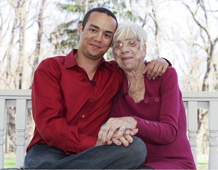 31-летний парень живет с 91-летней подружкой — у них любовь