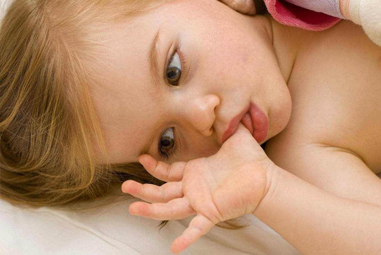 5 хороших способов отучить ребенка сосать палец, и три плохих