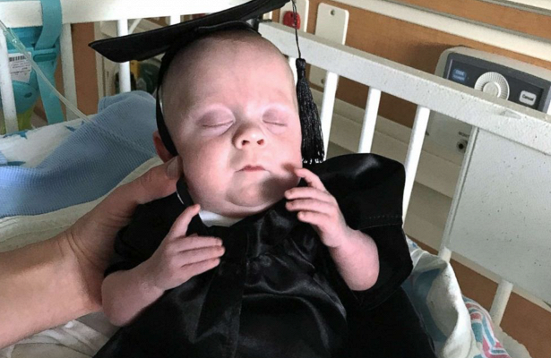 Недоношенного малыша выписали из больницы в костюме выпускника, и это так мило