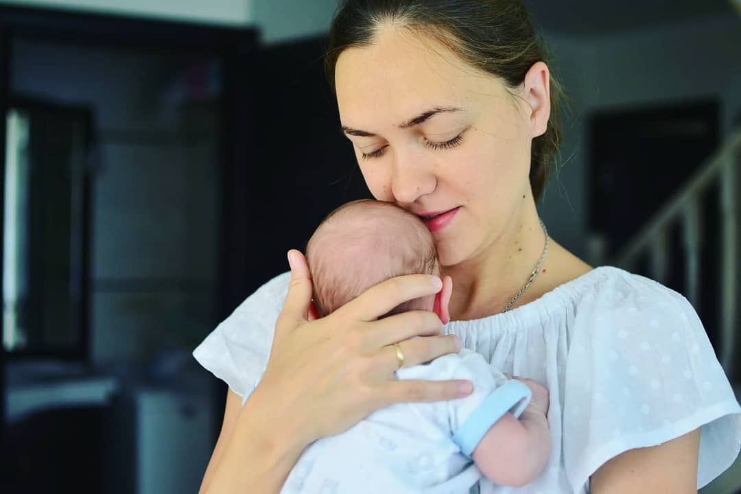 Пожелаем счастья: 10 звезд, которые стали мамами этим летом