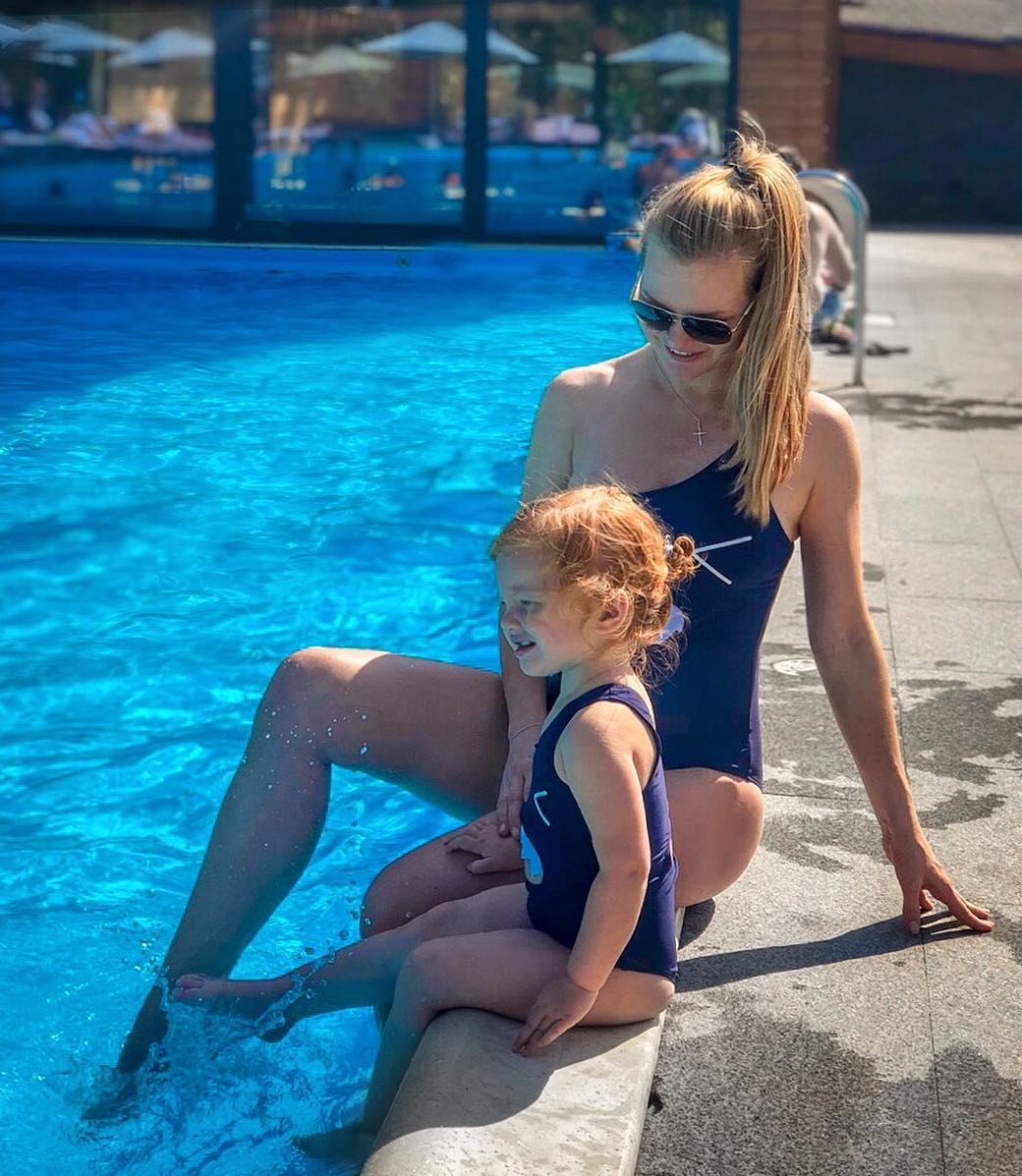 Елена Кулецкая показала фигуру в купальнике спустя 2 недели после родов