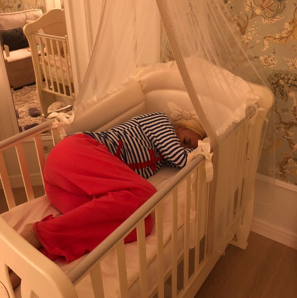 Лера Кудрявцева так устала быть мамой, что уснула прямо в кроватке дочери (фото)