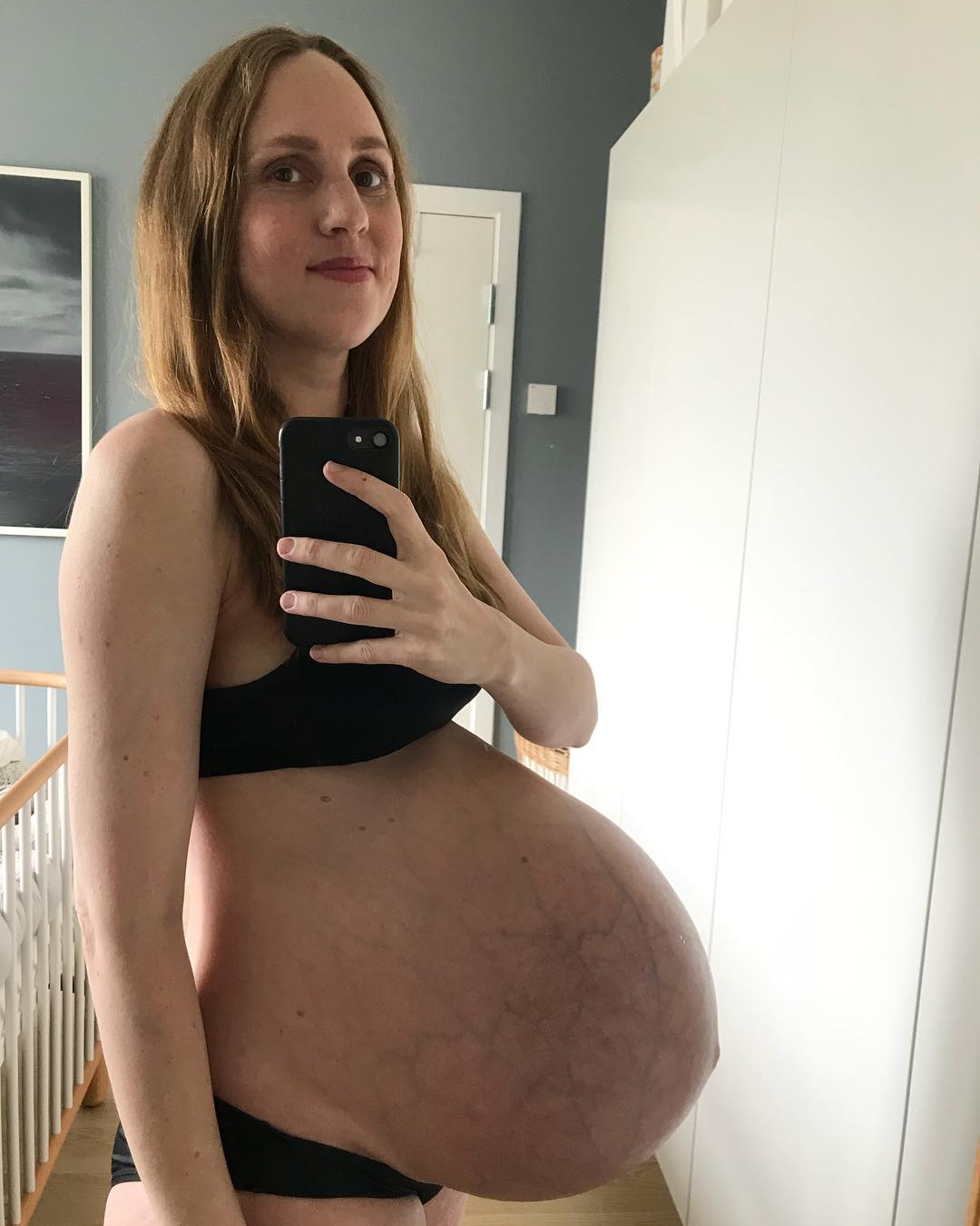 Не пойму, как он висит: беременная тройней мама удивила размерами живота