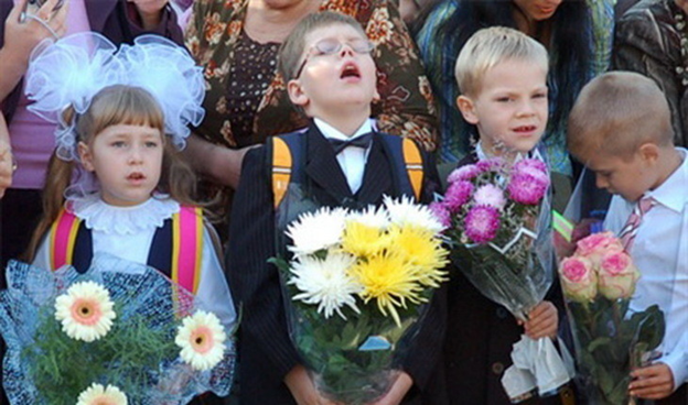 1 сентября — плакать или радоваться: 20 суровых, но смешных фото со школьных линеек
