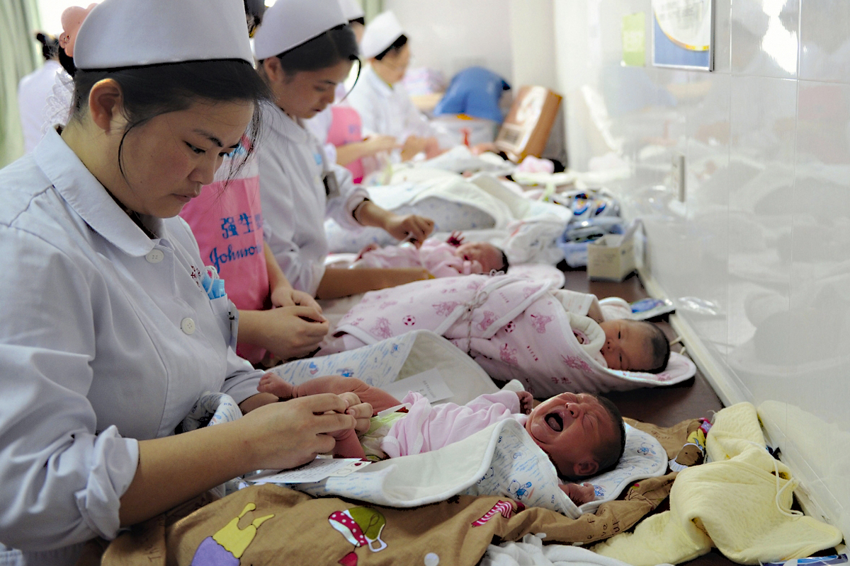 Власти Китая агитируют рожать больше детей, но людям это не нравится
