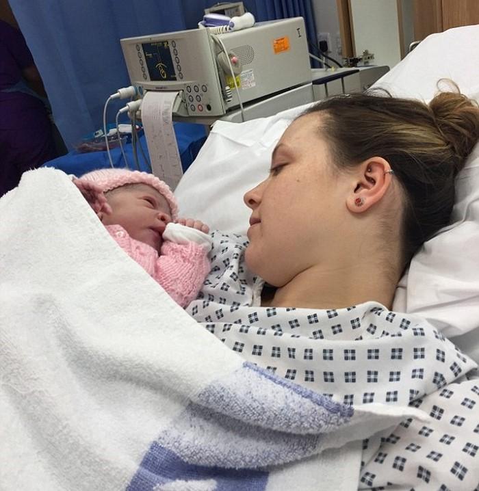 19-летняя медсестра узнала о своей беременности за 2 часа до родов, когда у нее начались схватки