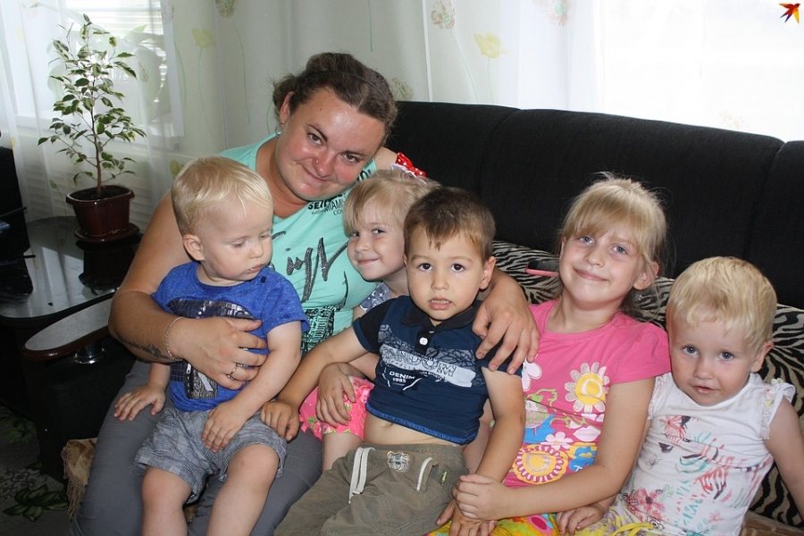 23-летняя девушка усыновила 7 детей, чтобы не разделять братьев с сестрами