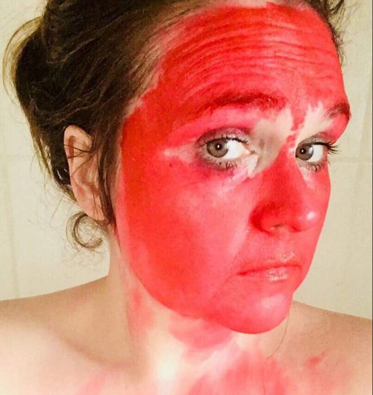 Дочь сделала маме макияж на Helloween красной помадой, которая не смывается (вообще!)