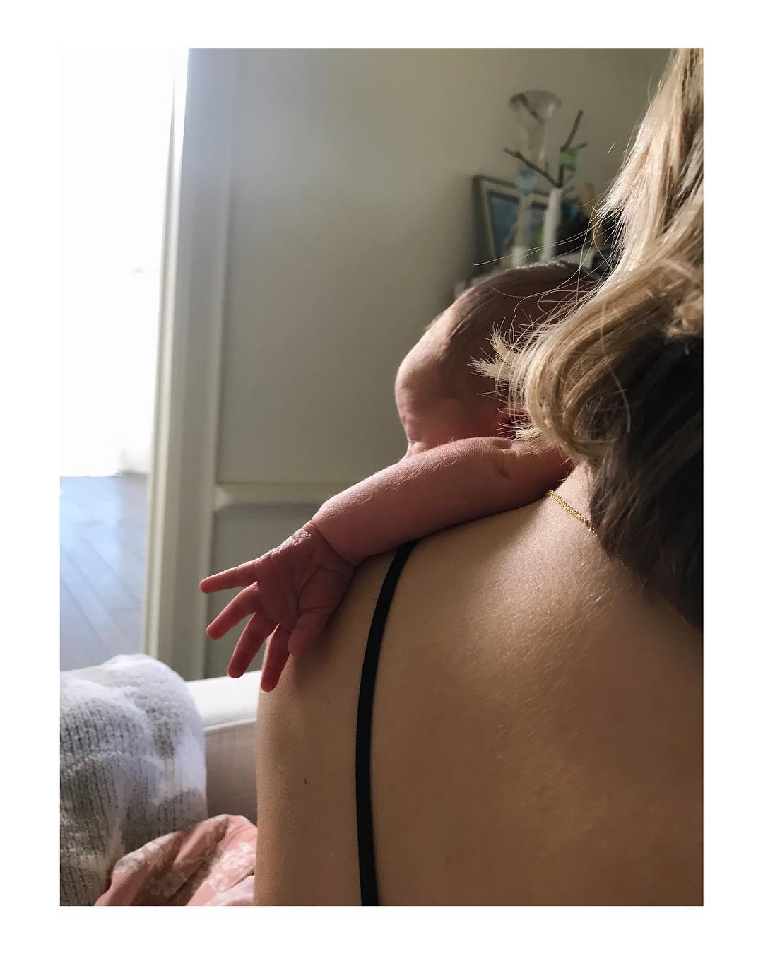 Кейт Хадсон выложила первое фото дочери, которой только 4 дня