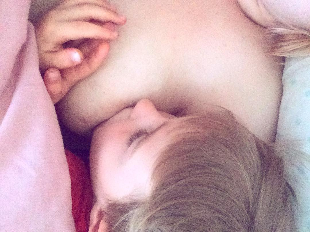 Британка кормит 5-летнего сына грудью и считает, что это нормально