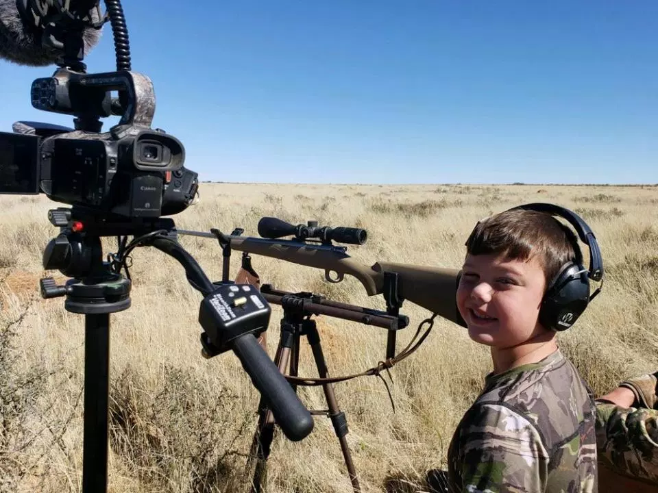 8-летний мальчик увлекается охотой на диких зверей, а родители не противт