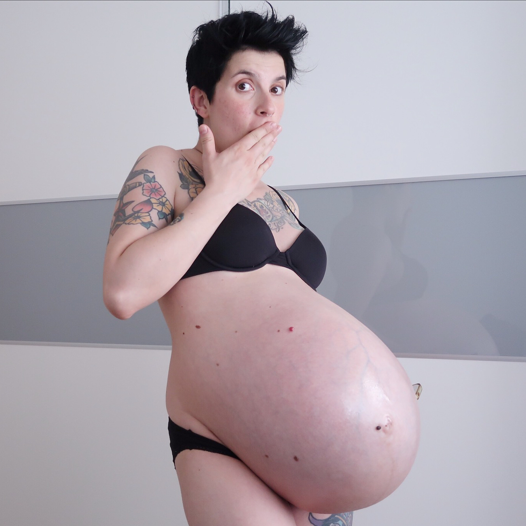 «Как он держится?»: беременная испанка удивила размерами живота 