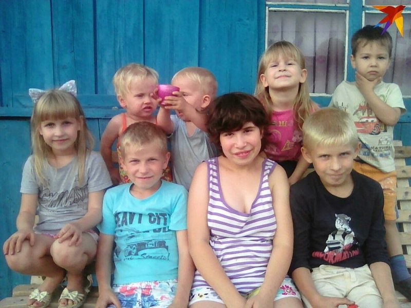 23-летняя девушка усыновила 7 детей, чтобы не разделять братьев с сестрами