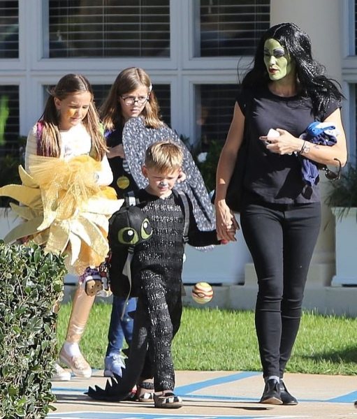 Чей костюм краше: звезды показали, как отметили Хеллоуин-2018 со своими детьми